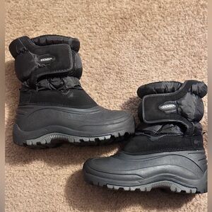 Khombu Black and Gray Kids Winter Boots